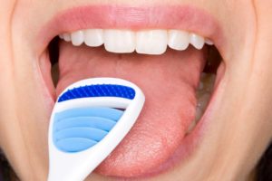 Zungenreinigung gegen Mundgeruch