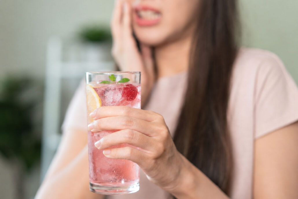 Zahnschmerzen beim Trinken von einem Sirup-Getränk